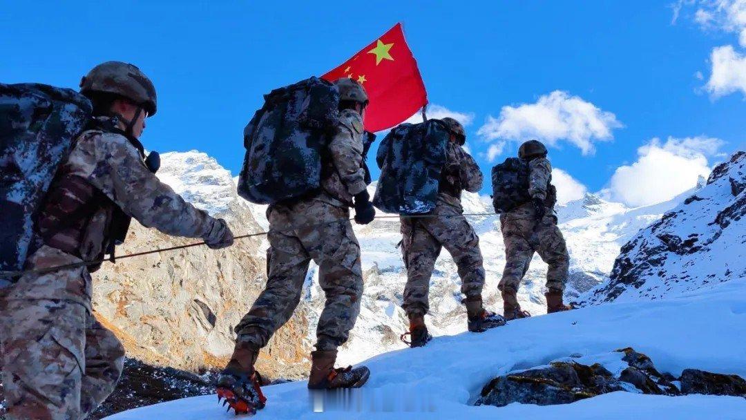 “越是艰难越向前”2025清晨，第一个祝福送给战斗在一线的戍边卫士；天寒地冻，边