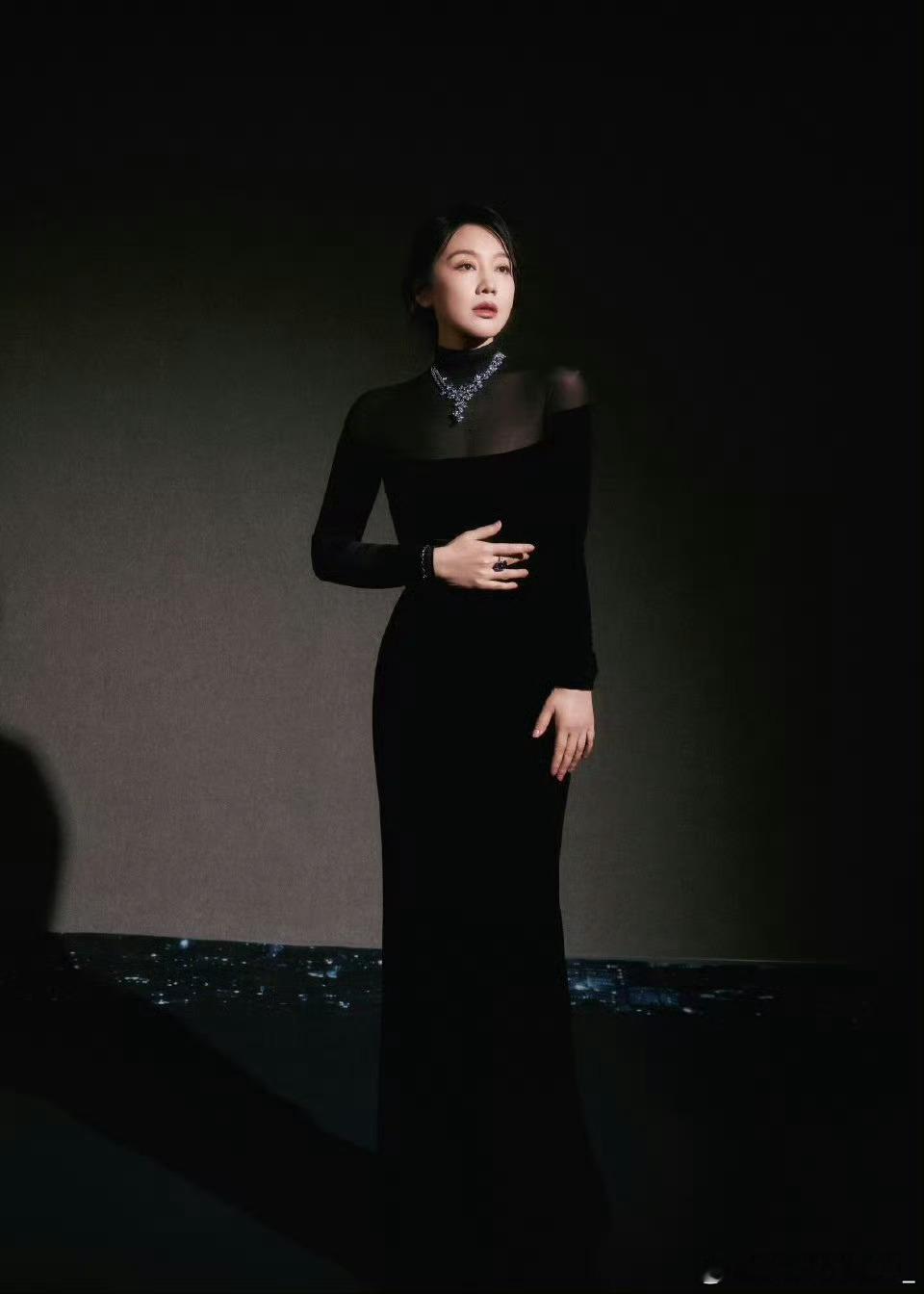 闫妮暗夜黑天鹅闫妮黑天鹅造型惊艳全场！年度盛典暗夜女王登场，一袭墨色缎面礼服完美