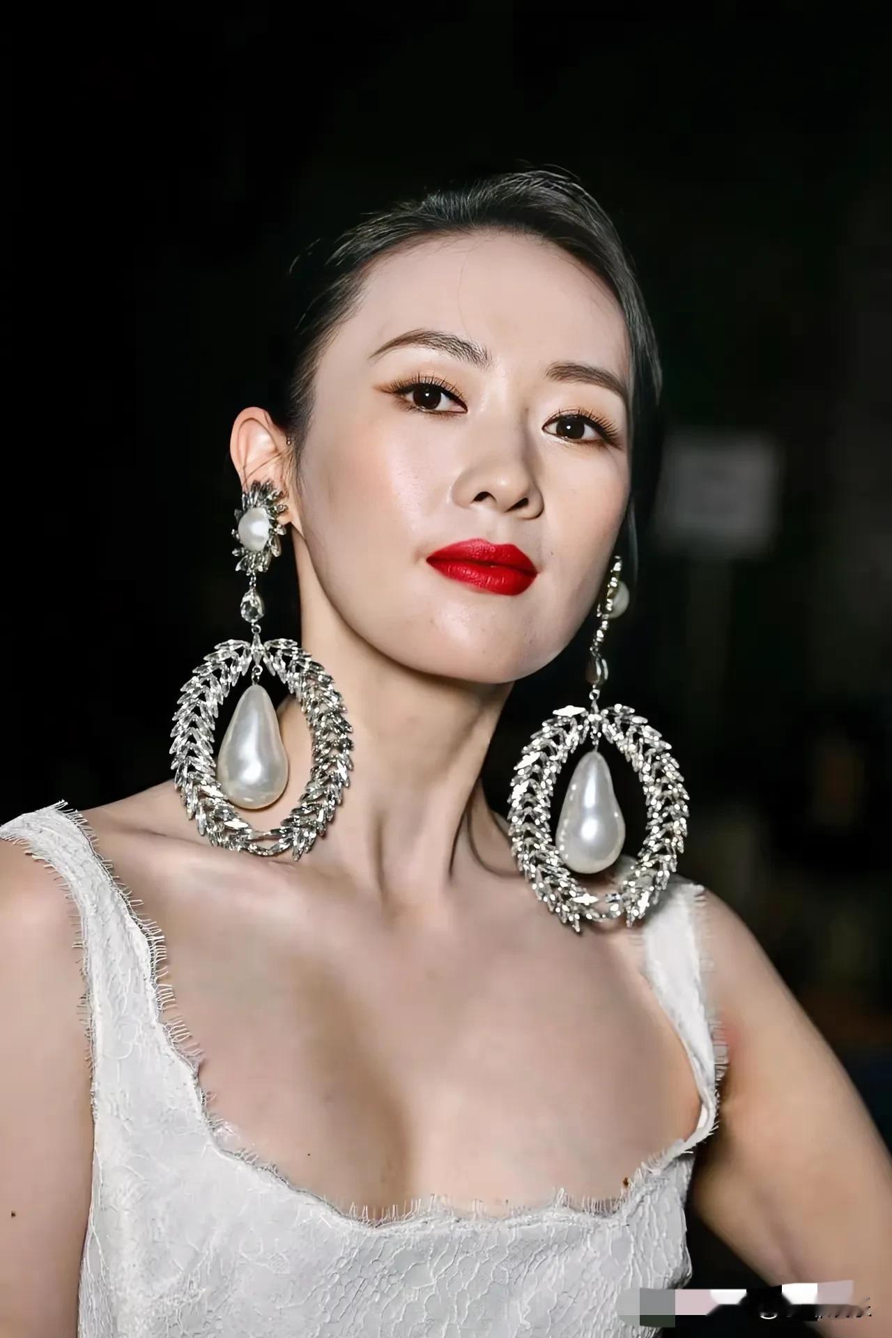 童谣的高清图，比不上章子怡，也算不错的。有些网友觉得她看着有点凶，主要原因是太瘦