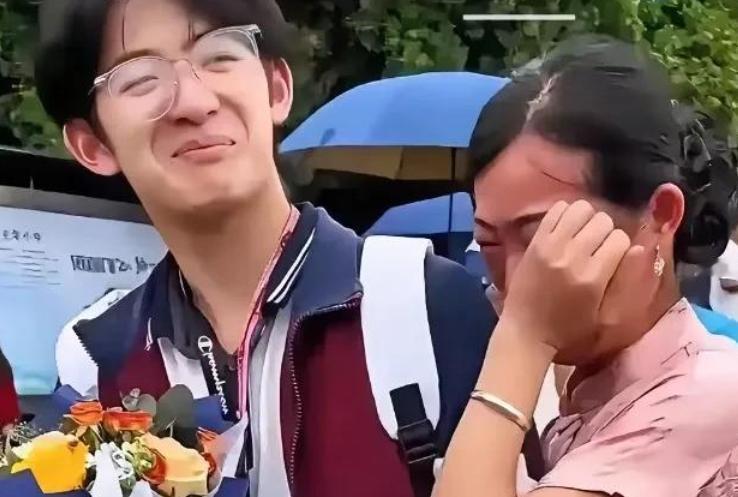 谁看不哭啊！湖南一米八五少年狂揽716分稳进清华！三岁丧母亲爹转头再婚不管不顾，