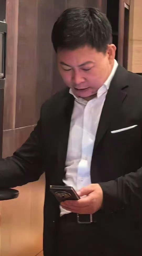 华为三折手机又被余总曝光了，感觉不太厚，估计得1.5个W起步了吧？ ​​​