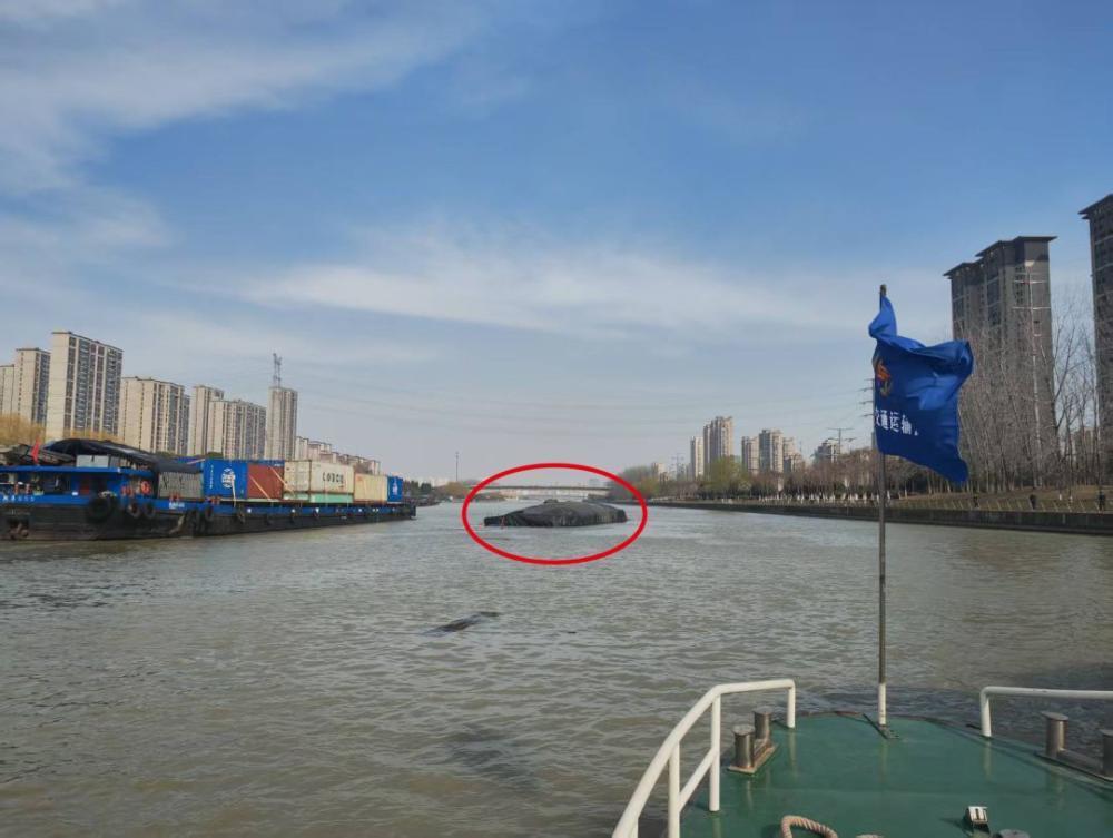 3月13日14时许，京杭运河江苏淮安段承德路大桥下游水域，一艘货船沉没。14日晚