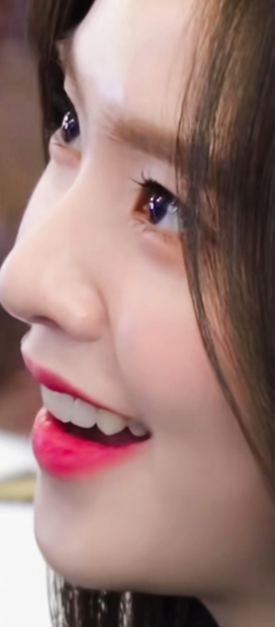 笑靥如花，眼波似水。