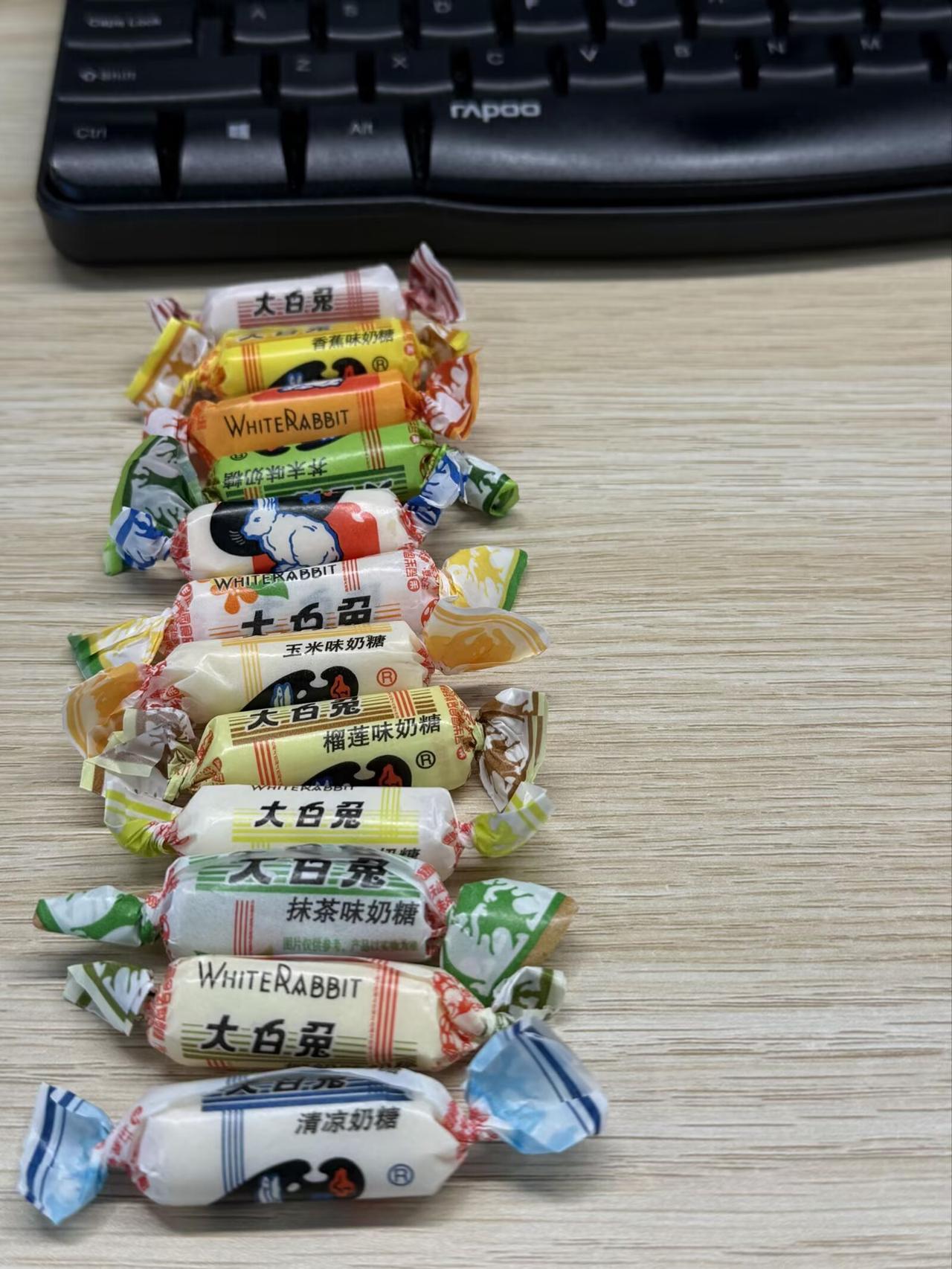 以前没觉得，吃大白兔奶糖会费牙齿。特别是爱咀嚼大白兔奶糖的，大白兔可是童年小时候