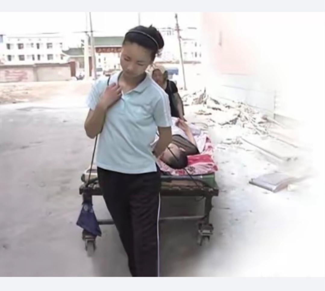 黄志仁想结束自己的生命。

躺在那张破旧的床上，脖子以下什么都感觉不到，他已经三