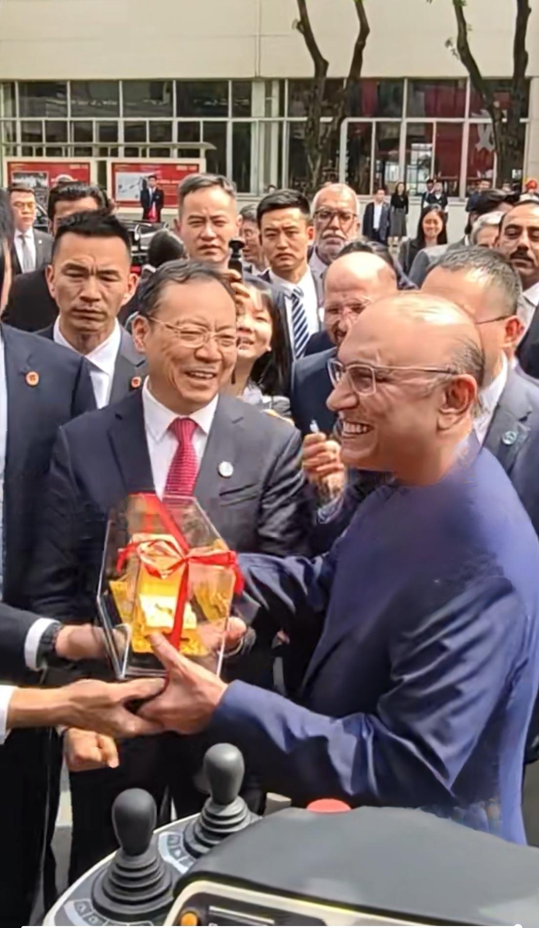 总统现场“催单”：这东西必须搬回巴基斯坦！


今天长沙车间里出了件趣事：巴基斯