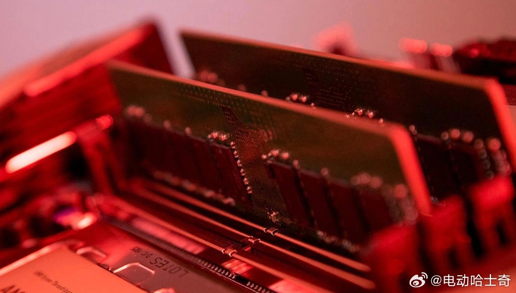 金价彻底杀疯了当然还有电脑圈黄金！！！内存条暴涨内存价格坐上火箭 DDR4模块一