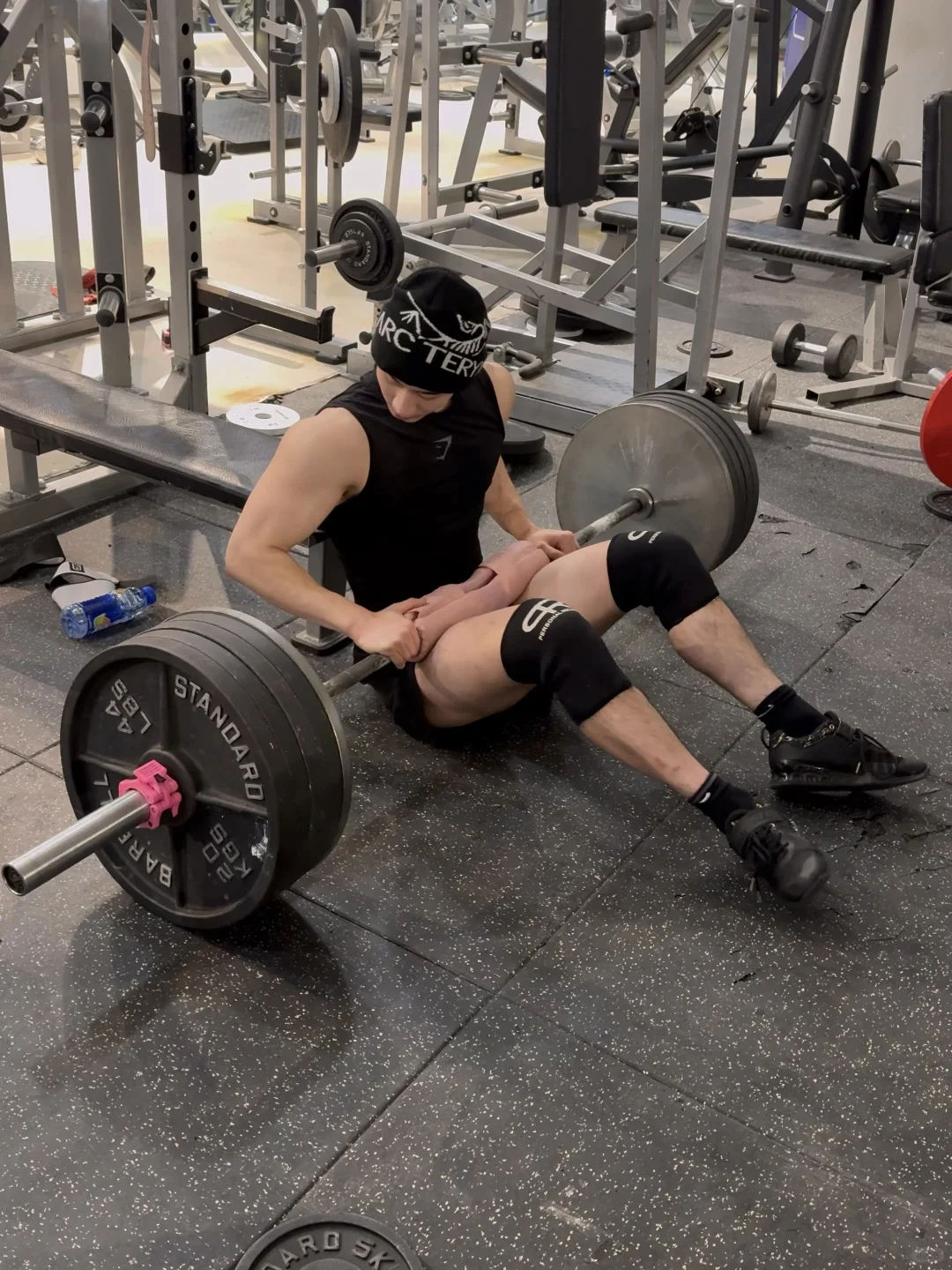 来看看细狗臀桥顶起240KG💪