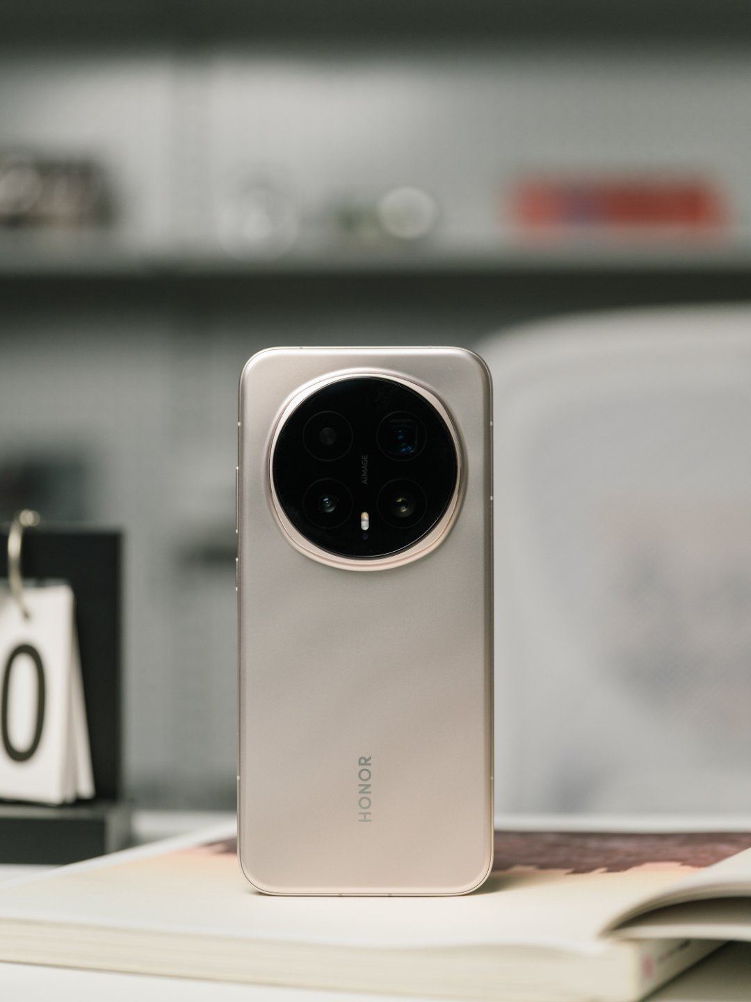 最近的一轮新旗舰更新下来，大家都是大电池，整体手感触感也都挺舒服。不过个人单手握