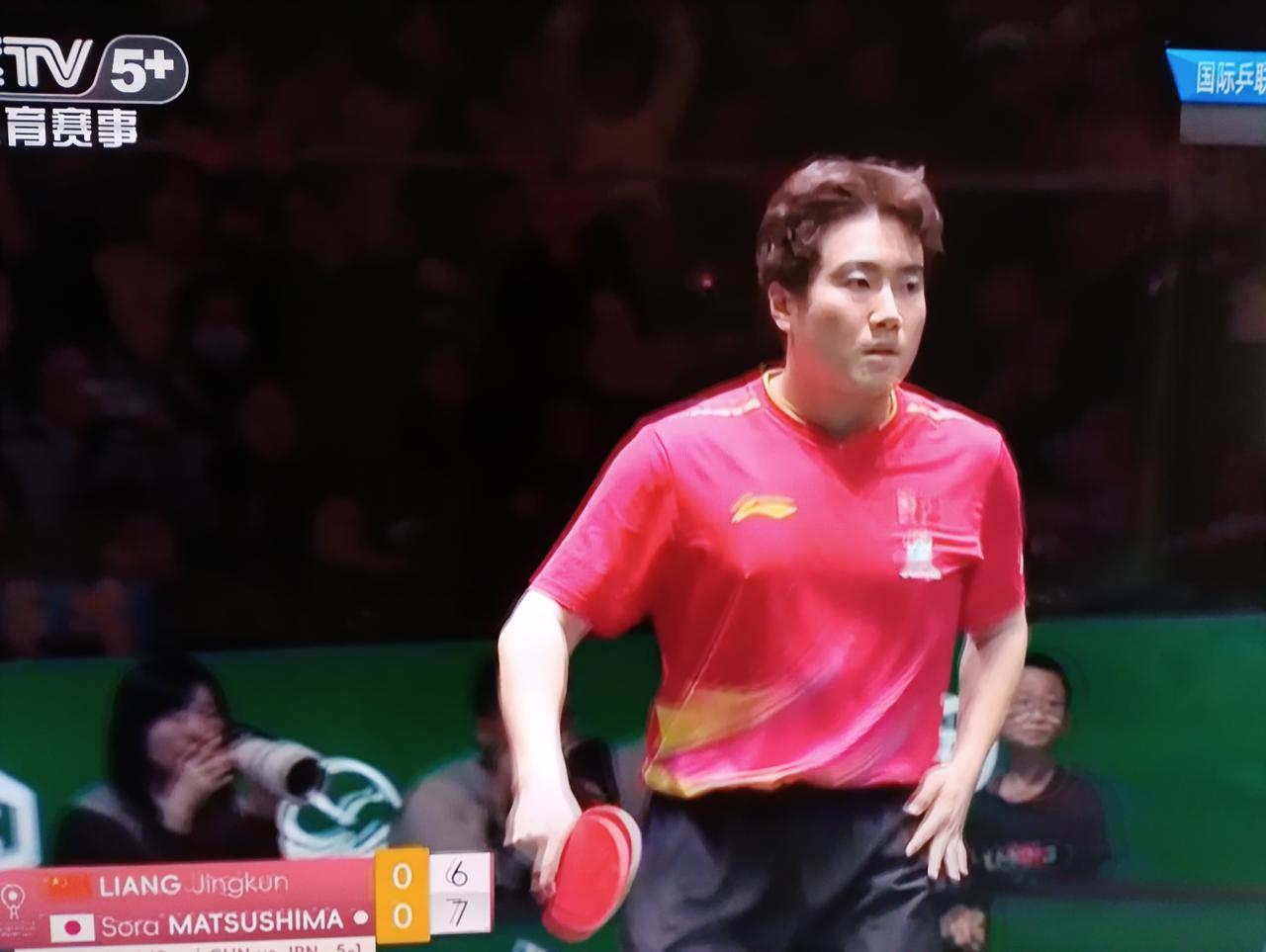 孙颖莎在场上为梁靖崑热情加油[赞]！
梁靖崑1-7落后，追到了6-7！
对手松岛