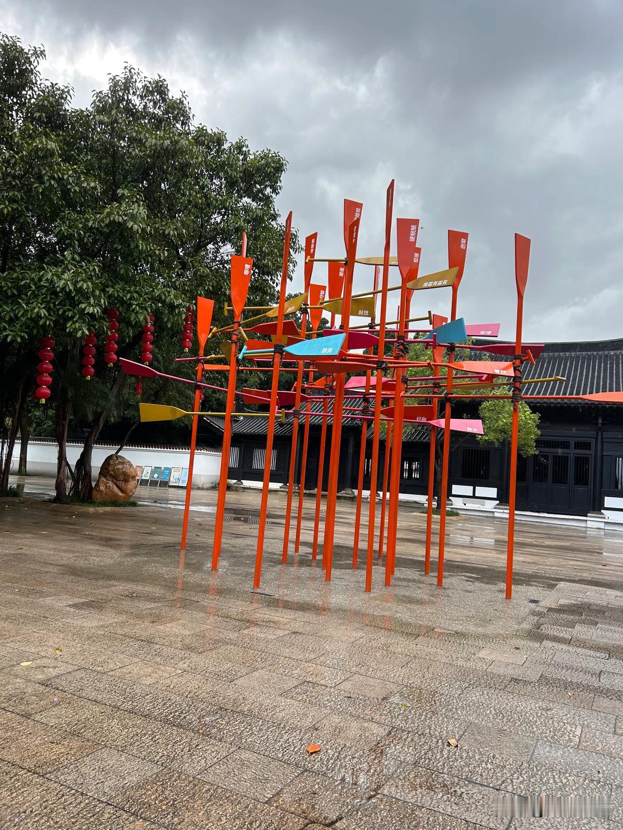 #上联：小暑微风送清凉#
上联：小暑微风送清凉，
下联：山间泉水解口渴。