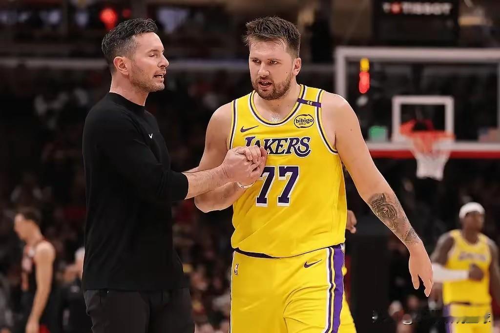 匪夷所思！就在今天，湖人传来2个让人意外的消息:
 
一是近日NBA 2K26各