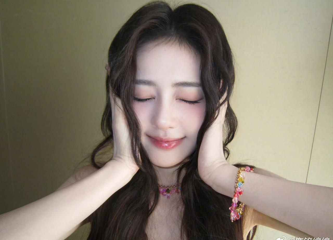 白鹿 🍍白鹿入夏ccd 🍍 白鹿卷发碎花裙造型 

我遇到了很多人 好像只有