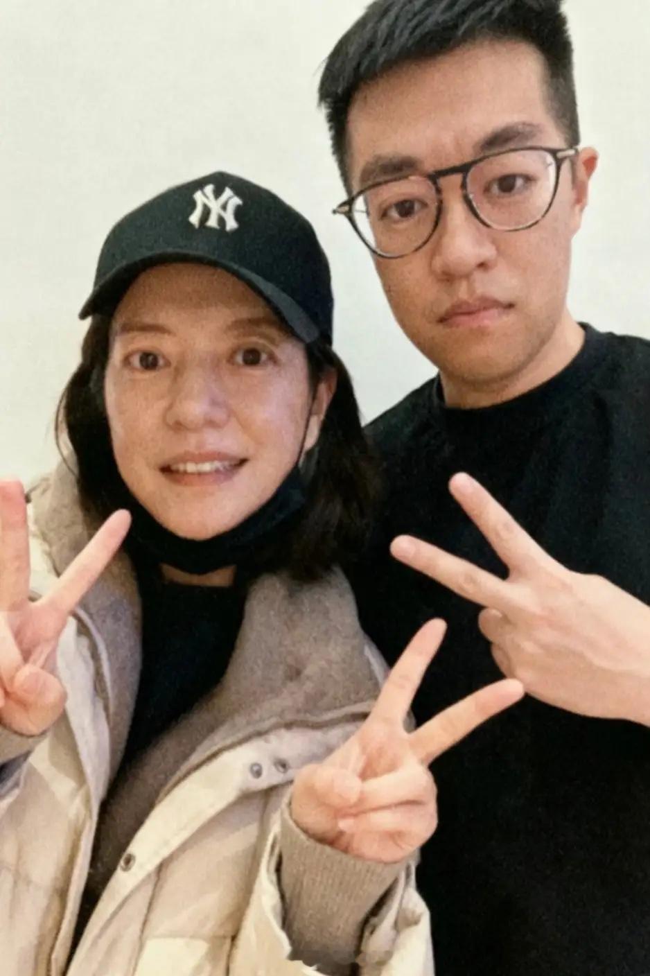 赵薇与好友聚会合照曝光，双手比V心情好，素颜状态岁月痕迹难掩！ ​​​