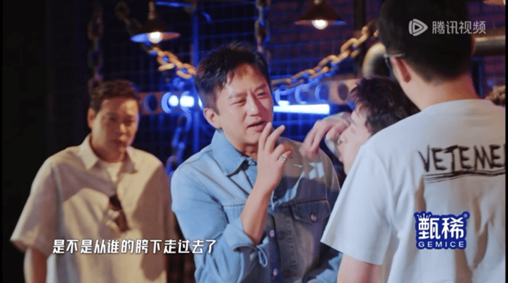 王勉王俊凯你俩有点暧昧了 哈哈！五哈说唱专场这俩太会啦！王俊凯大长腿“攻击”，王