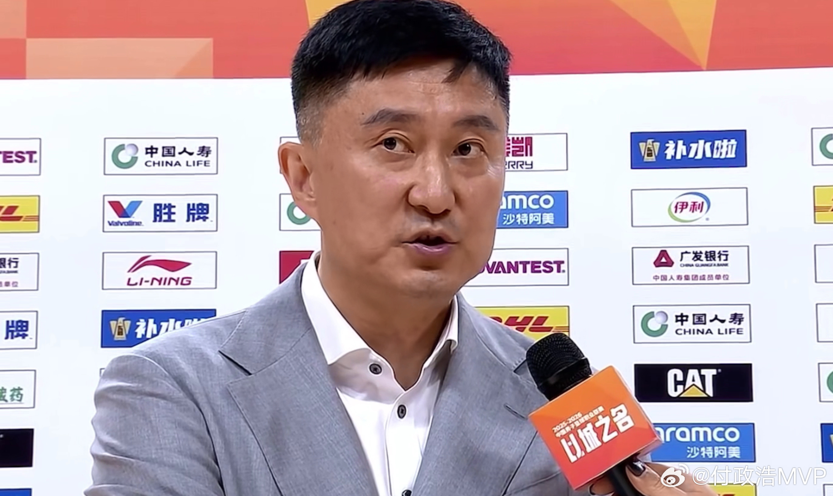 在广东男篮战胜江苏男篮 的赛后发布会上，近期遭遇部分球迷质疑的杜锋指导疑似做出回