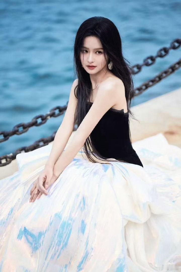 谁来管管短剧演员的出发图 余茵的出发图确实把她的个性展现得很清楚，撕开漫画报露出