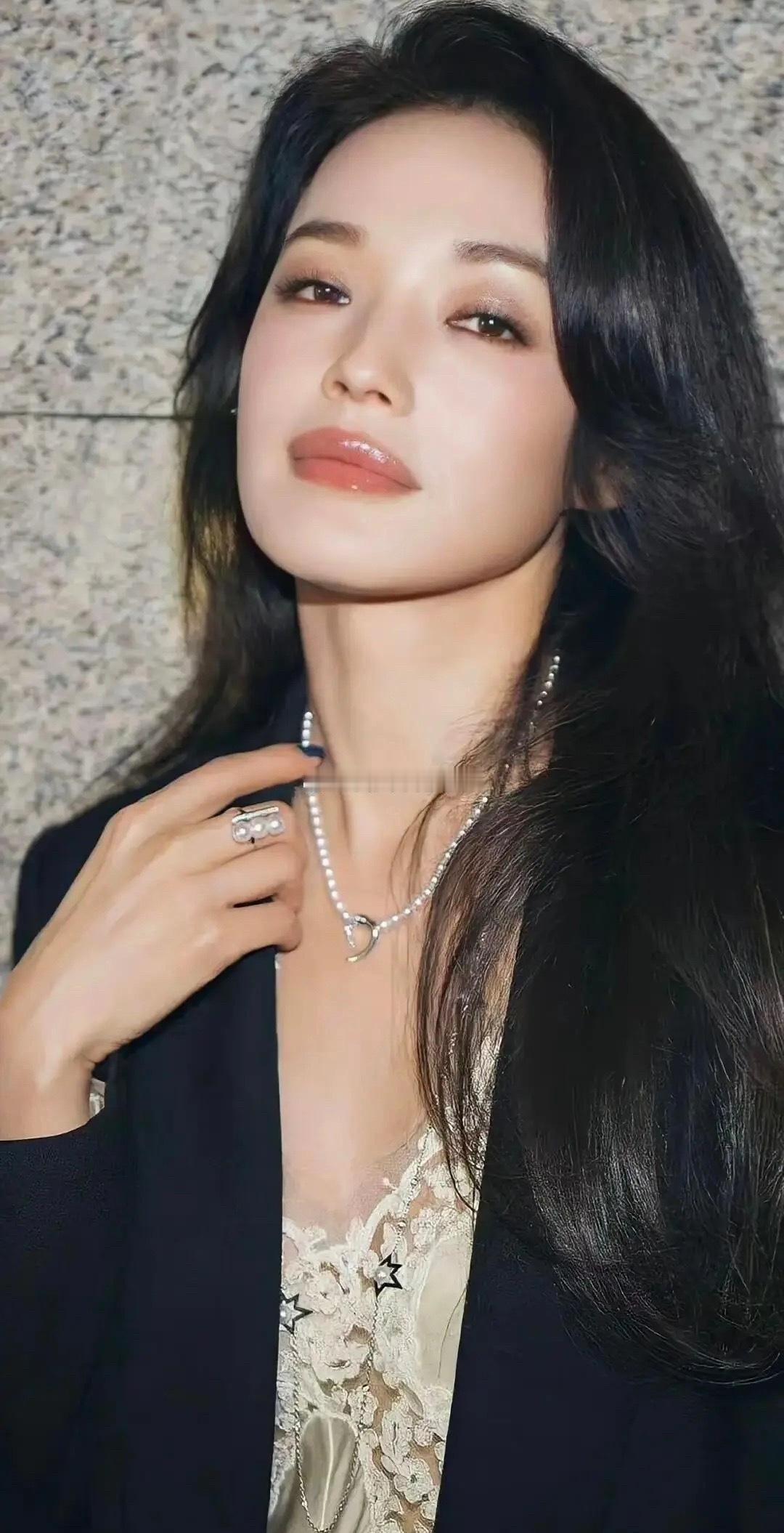 舒淇骨相为什么这么抗老？50了欸
关注过很多男女明星，女明星33岁，男明星37岁