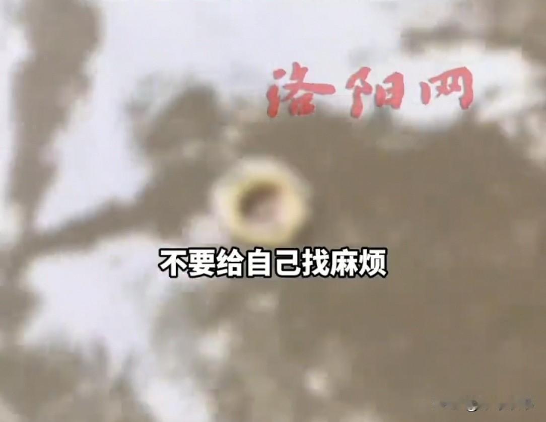 雨天，内蒙一女子经过水坑，看见里面亮闪闪的。捡起一瞧，竟是条金项链。她看了眼四周