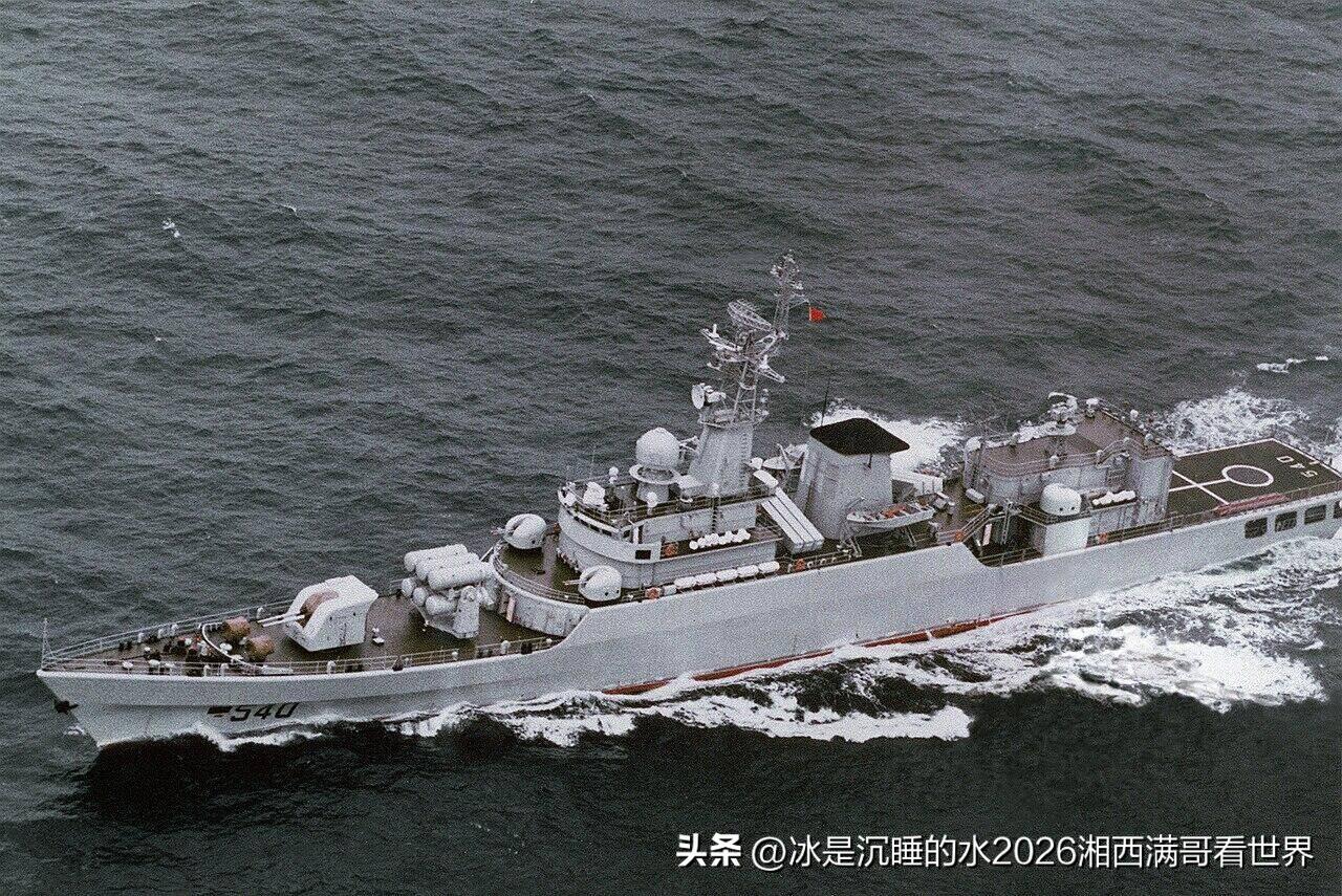 分享一张中国海军九十年代初中期的“江卫”级导弹护卫舰乘风破浪的照片。当年“江卫”