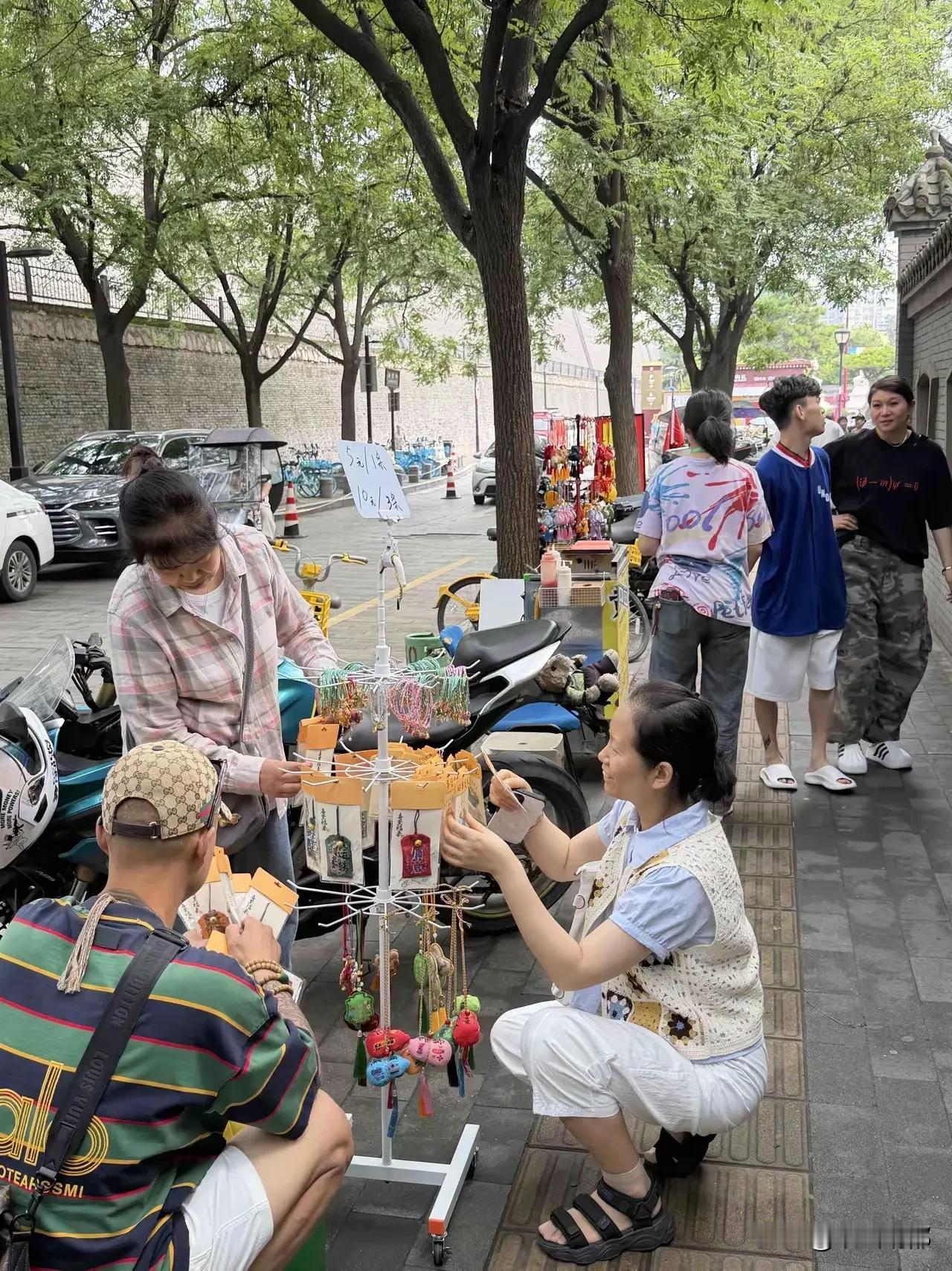 西安网红广仁寺，游客络绎不绝。于是，小商贩云集联盟巷，有卖工艺品的，有捏泥人的，