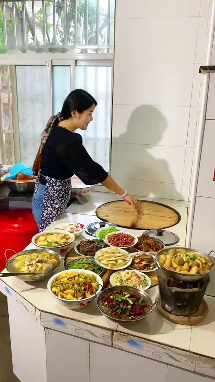 丰收宴

秋阳把院子晒得暖融融的，藤架上豆角垂得沉甸甸，随手一摘便是满筐。

灶