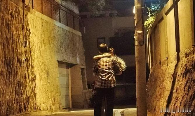 冲动是魔鬼，2011年，河南一男子深夜接妻子下班，岂料，路过昏暗的路灯下，发现两