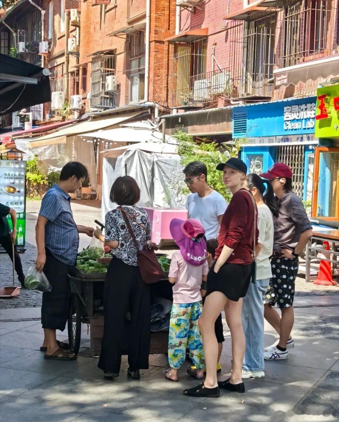 有网友偶遇到了撒贝宁一家[赢牛奶][赢牛奶]小两口状态都很不错呢 ​​​