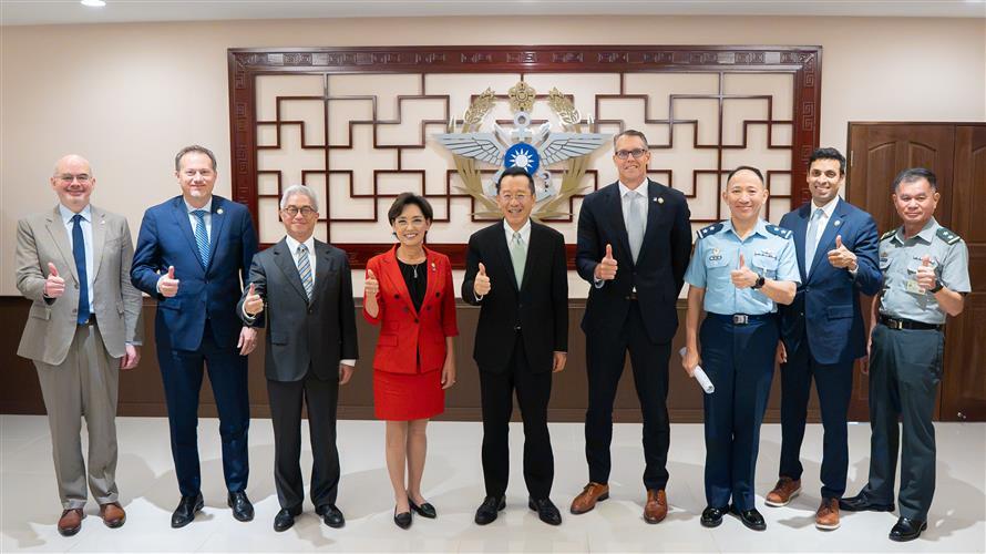 用心险恶！
 
台媒报道，正在台湾窜访的美国反华议员、众议院外交委员会“亚太小组