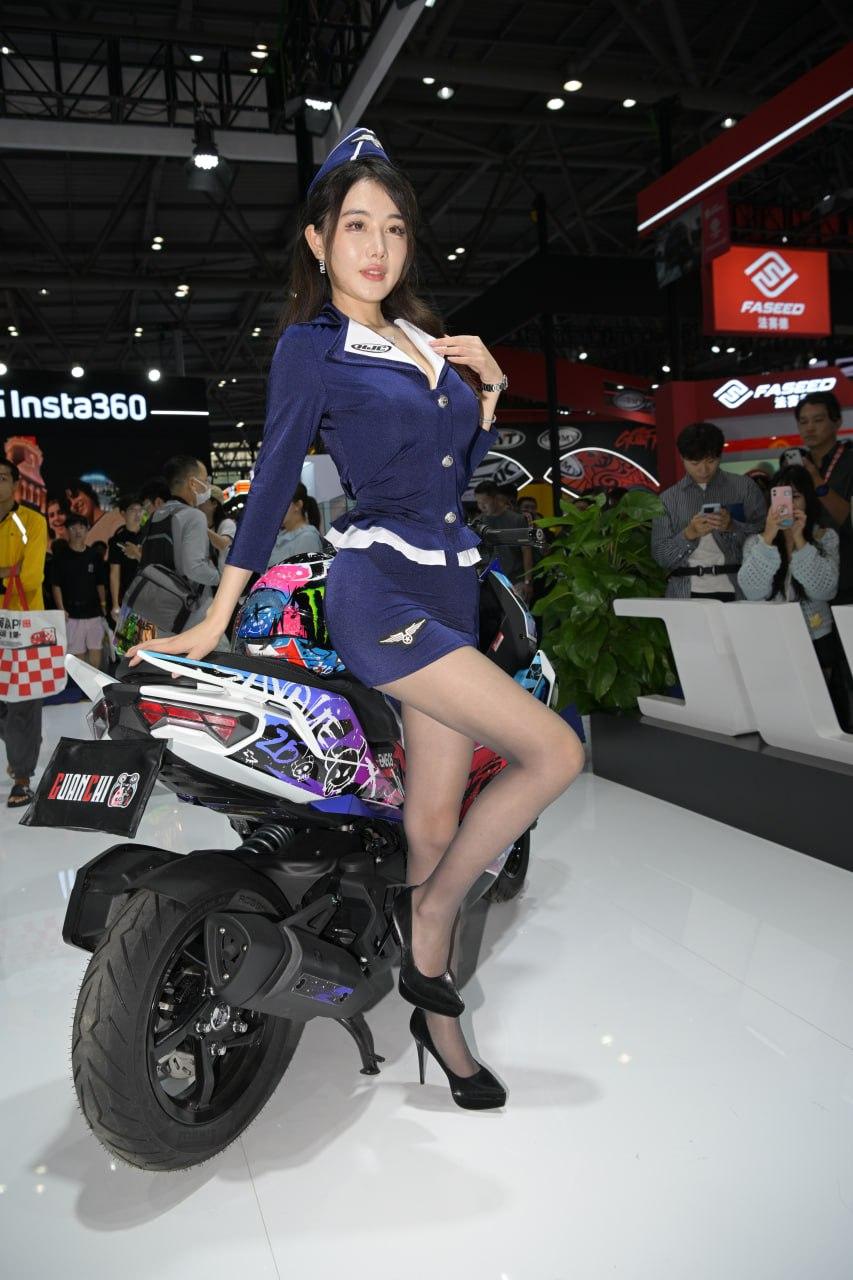 酷炫机车与甜美女孩的完美结合，尽显时尚与个性！🔥💃🏻