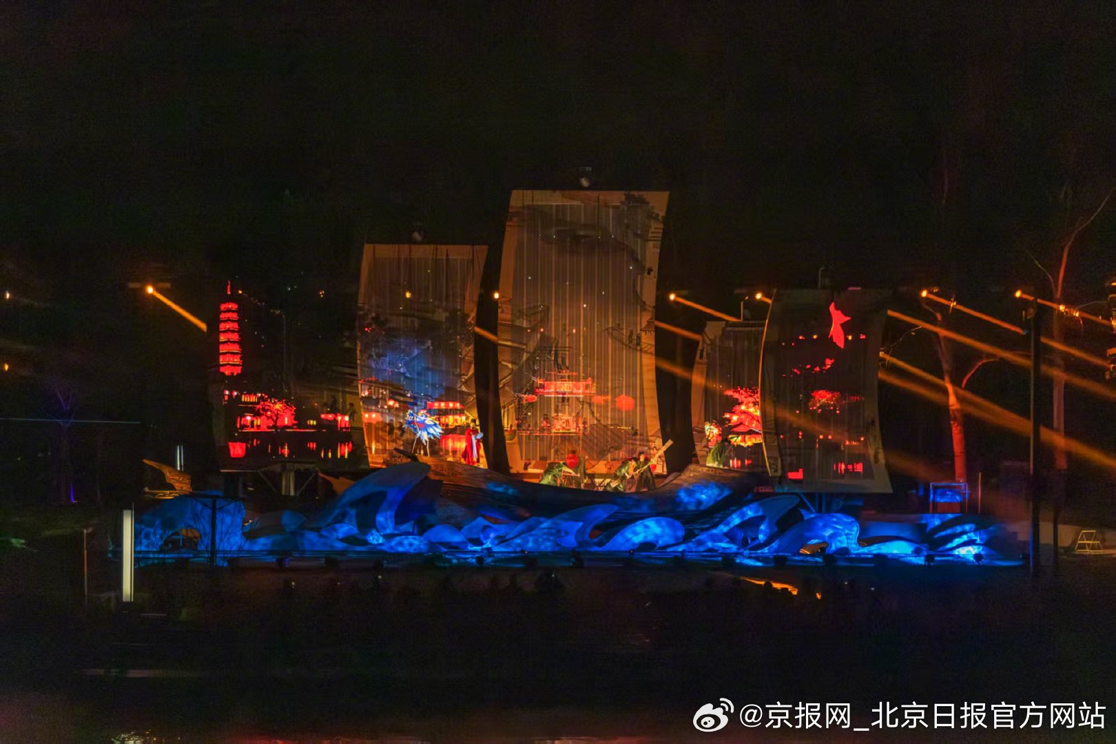 【蓝调时刻！#北京春日夜景超绝氛围感#】#北京超圆月亮是天空牌小夜灯# #今天北