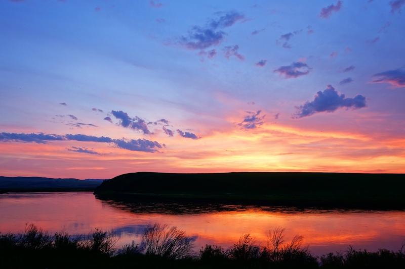 ​董宇辉在直播间卖《额尔古纳河右岸》，我记得他在直播间说过一句话：“我一定要死后