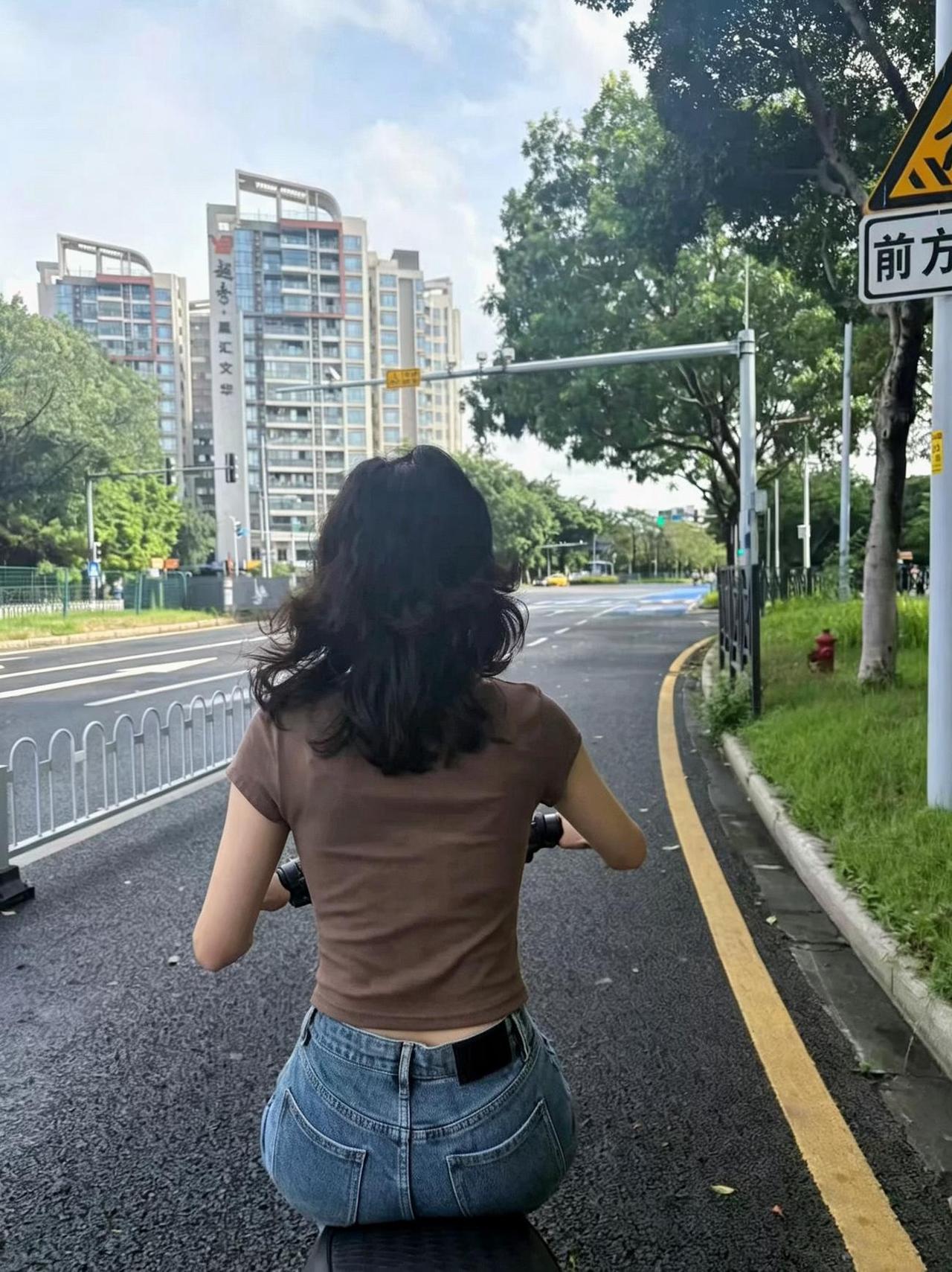 上班都快迟到了，还跟在后面依依不舍。
上班都快迟到了，还跟在后面依依不舍。