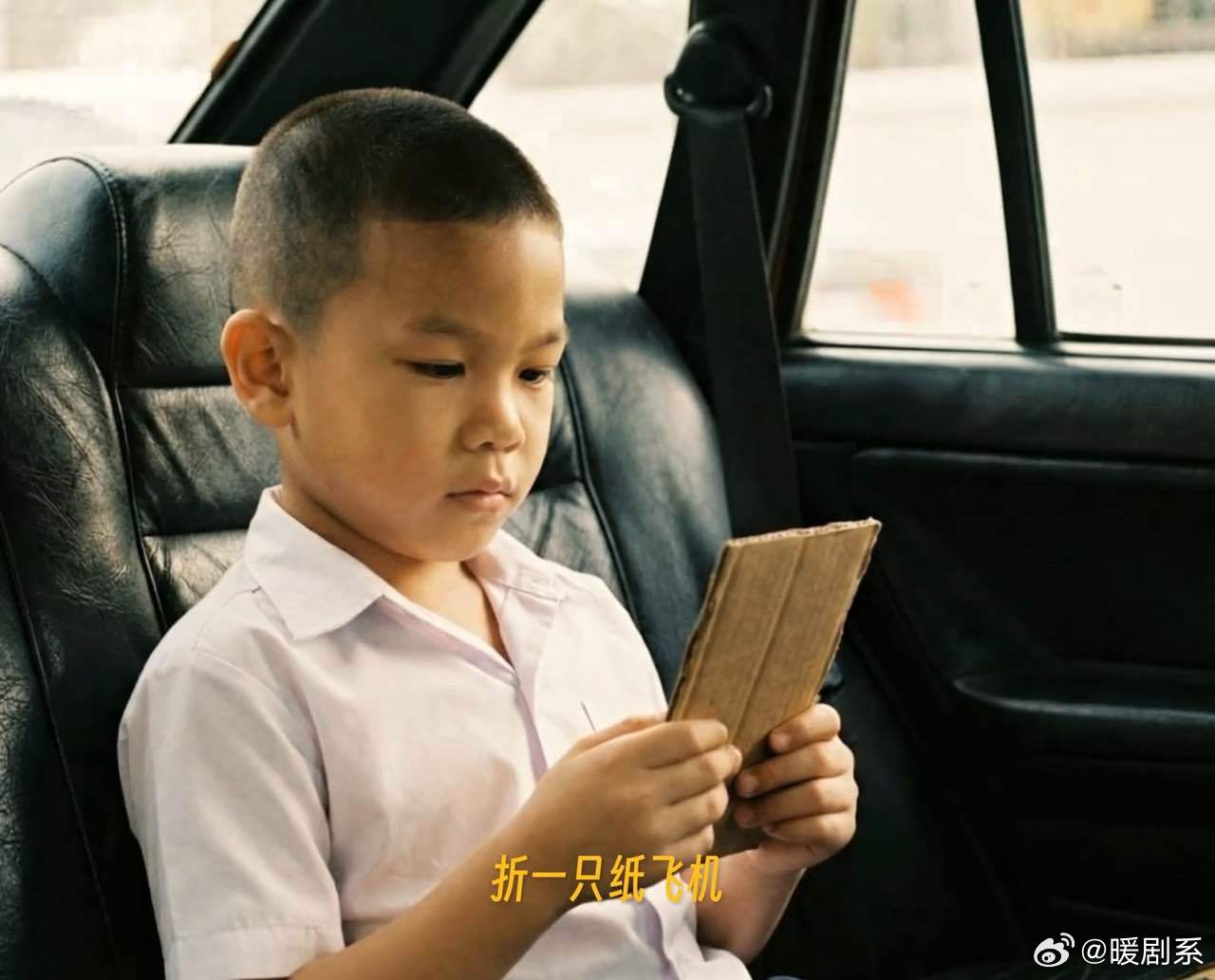 AI短片纸手机火了一部纸手机，连接的是两个世界，装下的是一整个童年的想念，《纸手