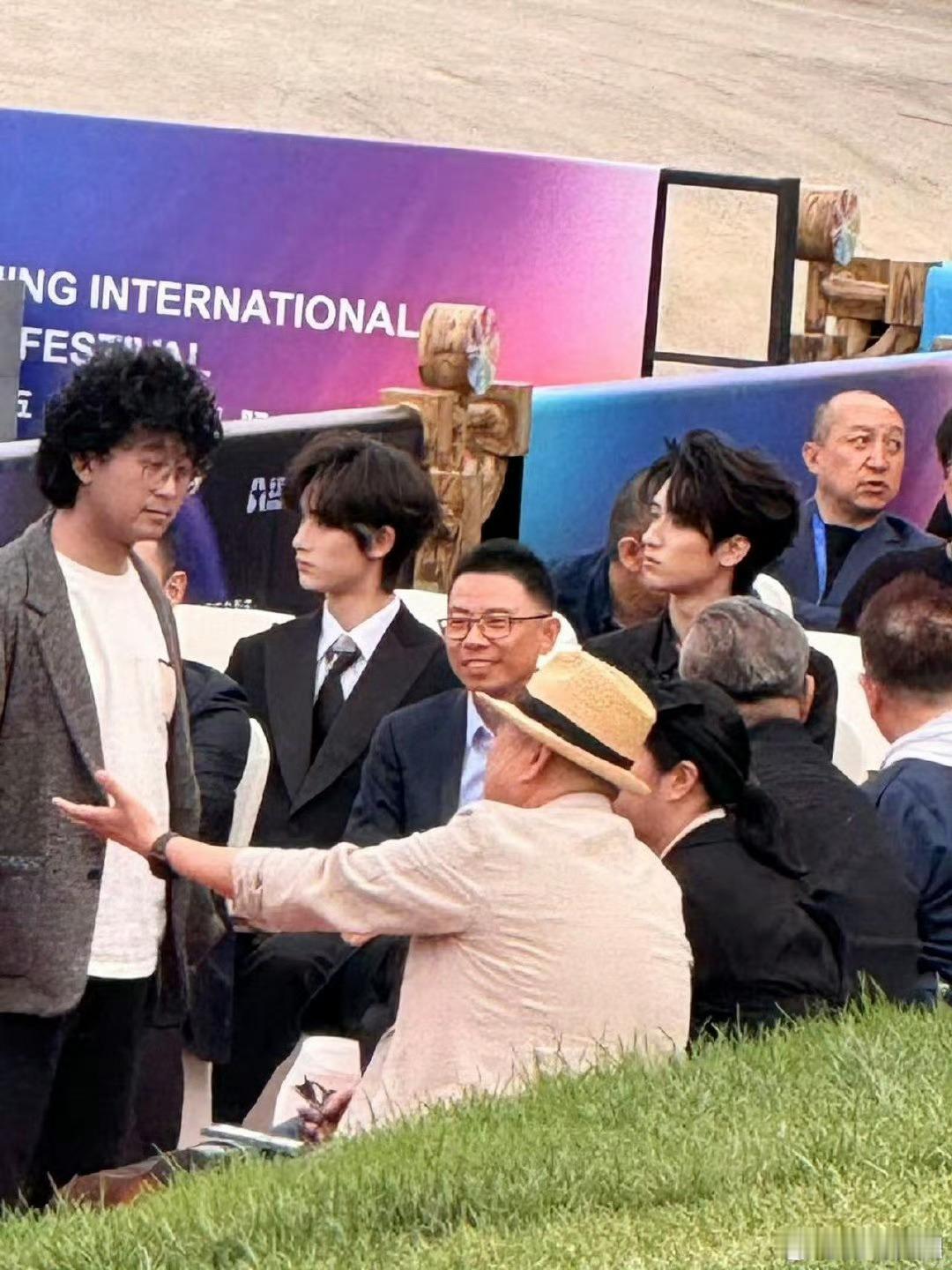 丁程鑫严浩翔出席北京国际电影节大运河水上红毯活动照片，妆造满意吗北京国际电影节红