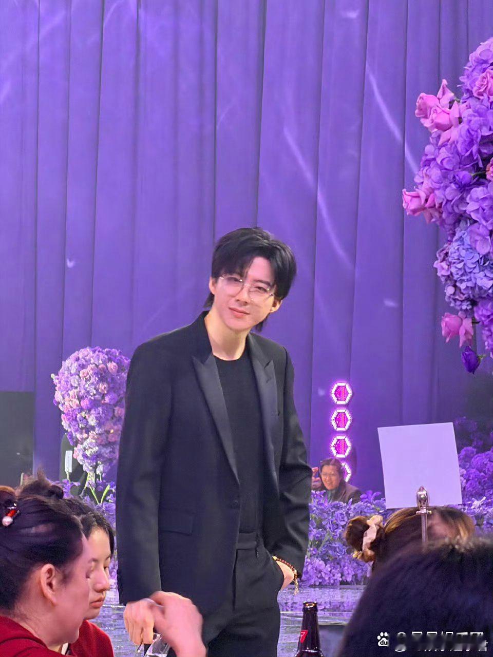 刘宇宁坐黄子韬婚礼主桌刘宇宁参加好友黄子韬婚礼好接地气呀！黄子韬也不安排什么服务