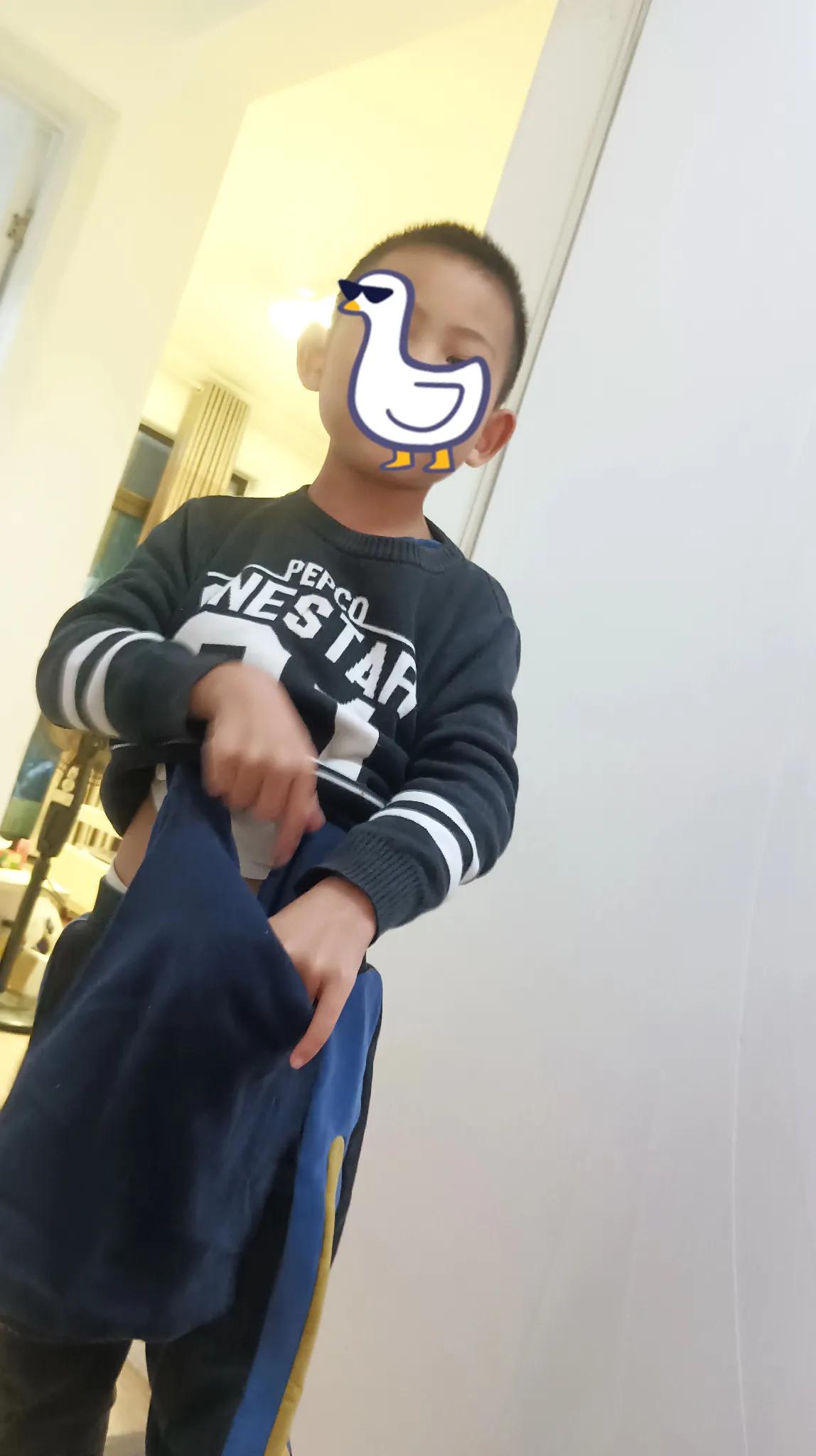 二宝又在我面前滔滔不绝。我看着他的黑毛衣，总感觉里面鼓鼓囊囊不对劲。

我就把手