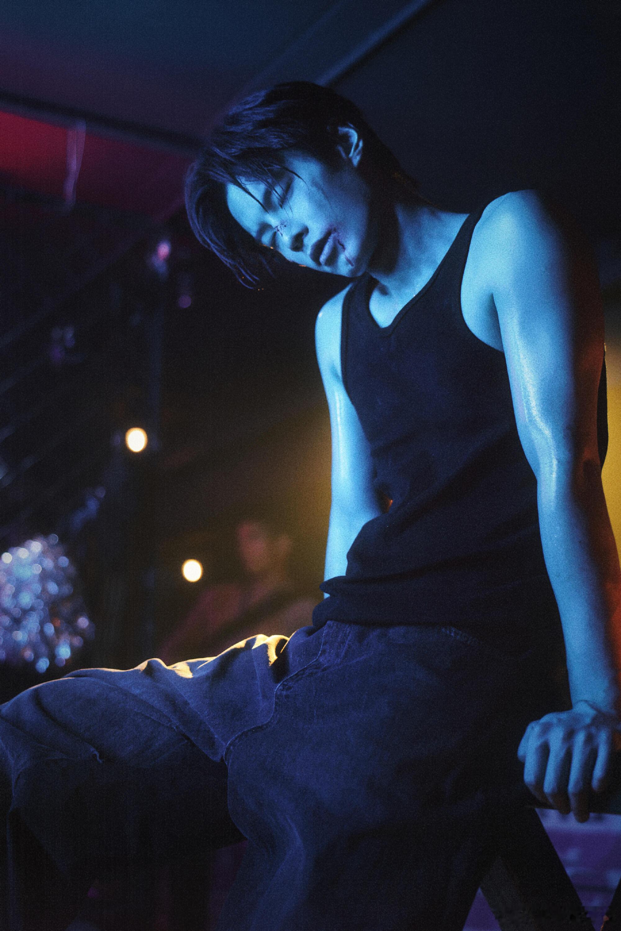 让何与演修车工的是天才让何与演《双轨》修车工的绝对是天才！黑坎肩+护目镜超苏，露