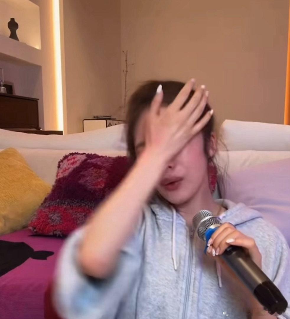 蔡文静直播给线下认错的粉丝道歉蔡文静直言总觉得粉丝对自己太过偏爱和包容，频频感慨