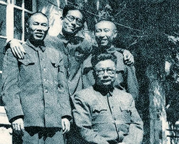 1949年开国大典阅兵时，一位士兵意外持枪指向毛主席，李克农当场出汗，这场突发事