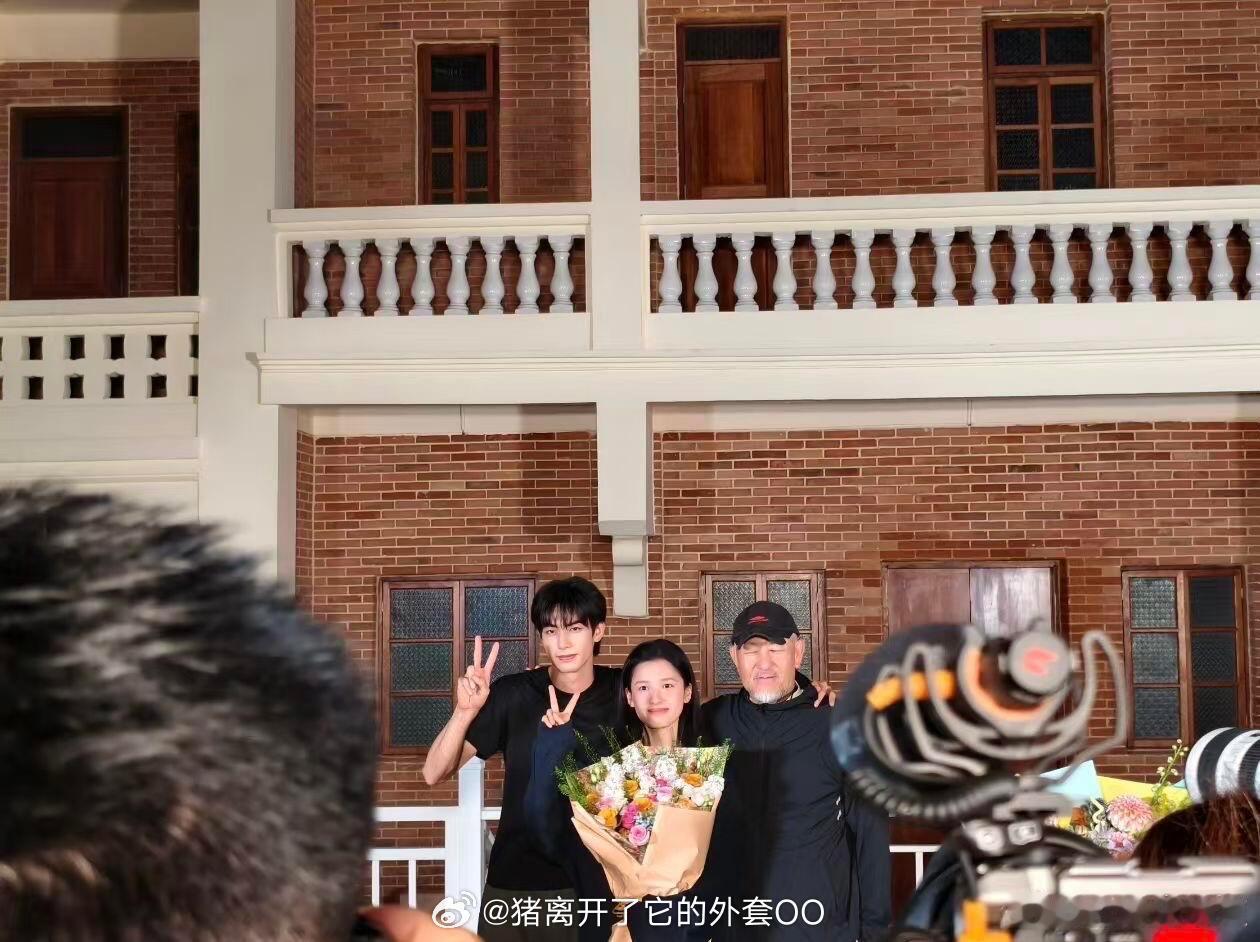 张婧仪宋威龙野狗骨头杀青照张婧仪宋威龙野狗骨头杀青合影张婧仪宋威龙野狗骨头杀青合
