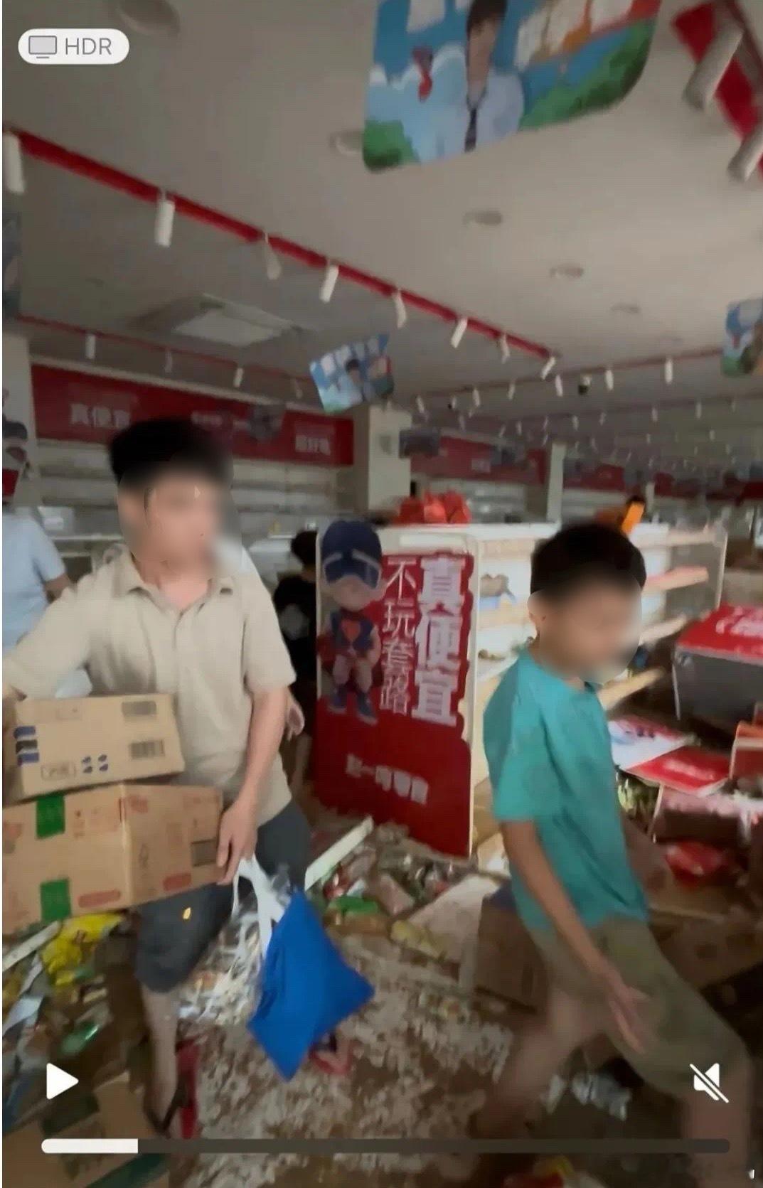 赵一鸣零食店遭哄抢已移交公安处理这些趁火打劫的人，真是让人心寒，抢这点东西能发家