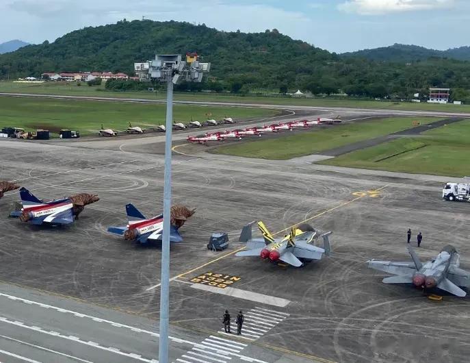 惊！美国的F-18战机竟然和我国的歼-10C一样大。有军迷说到，看来我们的歼10