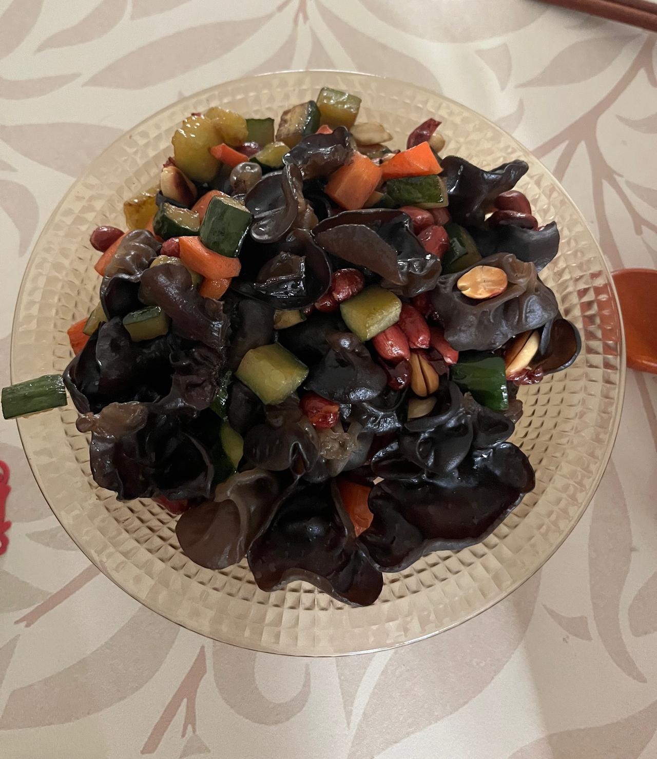 清谈为主，看看今天吃什么

主食；白面玉米面加香椿饼。

菜；西红标炒茄子。黄瓜