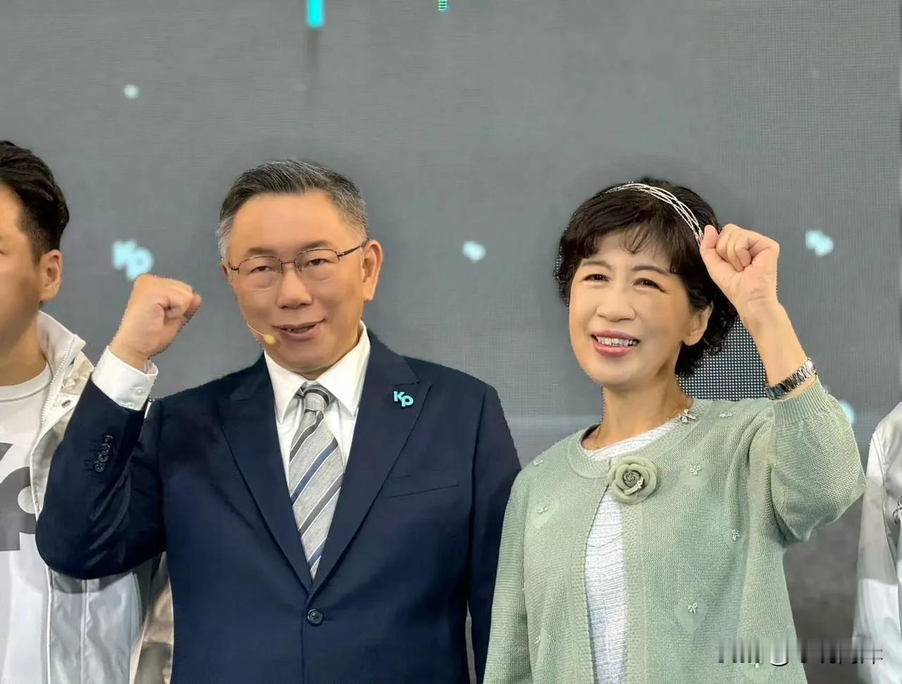 事情越扯越大，柯文哲把老婆都搭进去了。
民众党主席柯文哲的妻子陈佩琪爆出拿儿子当