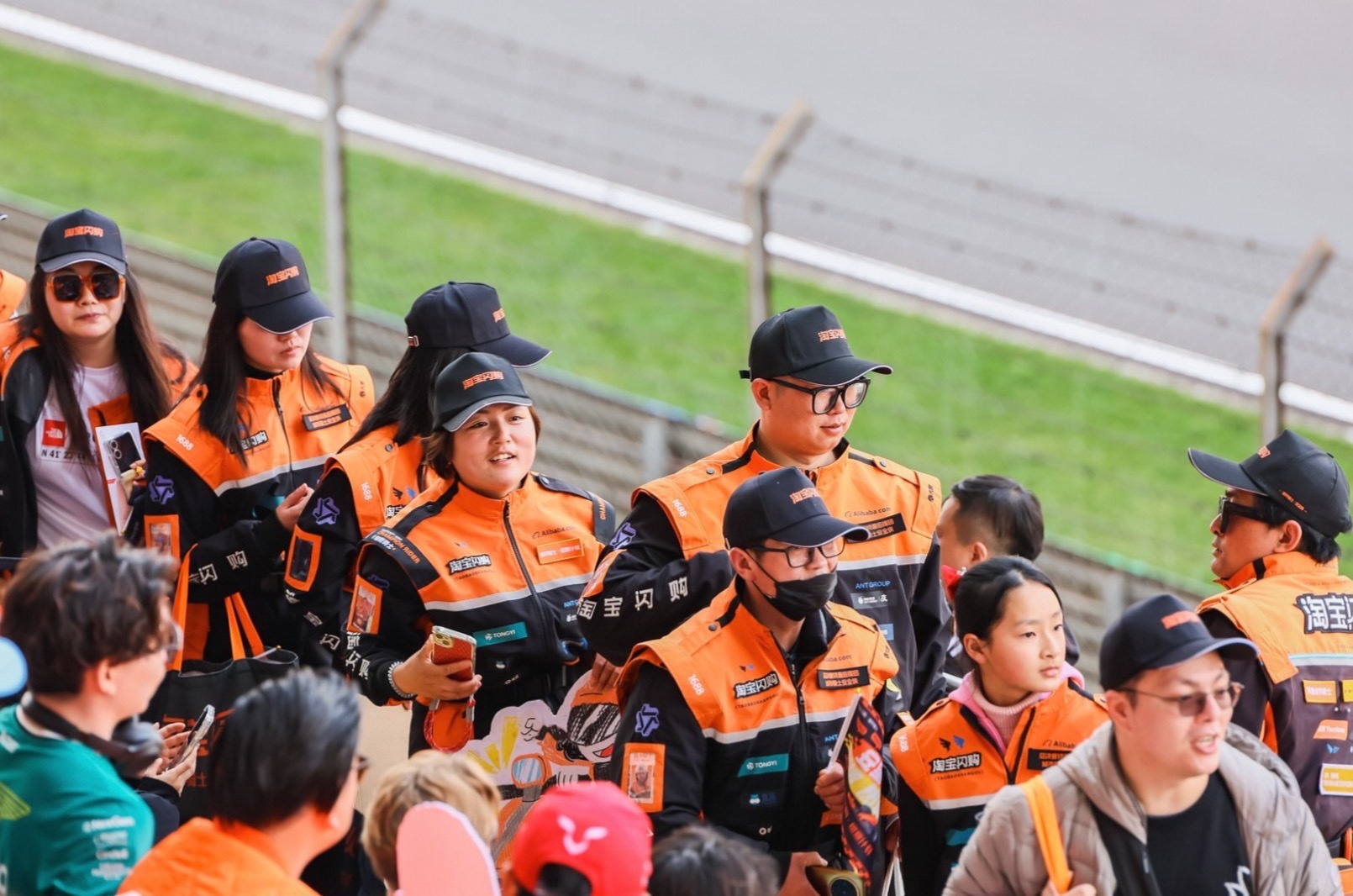 刷F1现场图刷到一半笑出声，怎么满屏都是淘宝闪购骑手服？淘宝闪购把F1速度带出赛