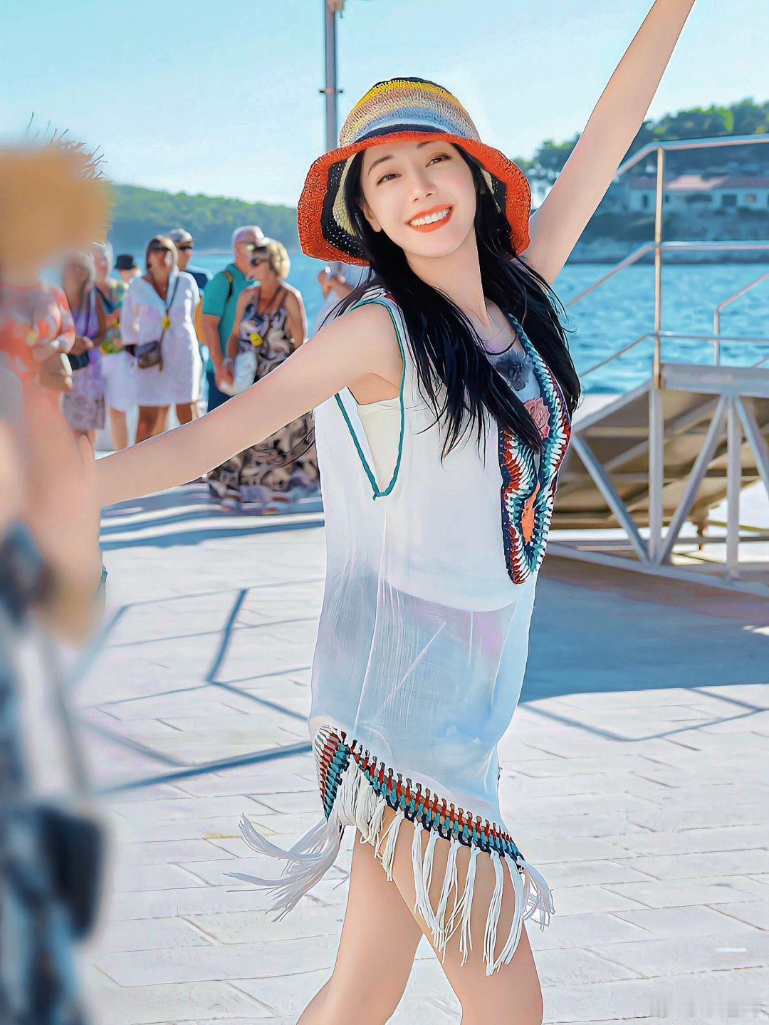 #迪丽热巴蓝发#以前对迪丽热巴的印象不是很深，看花儿与少年的时候真的圈粉了，这姐