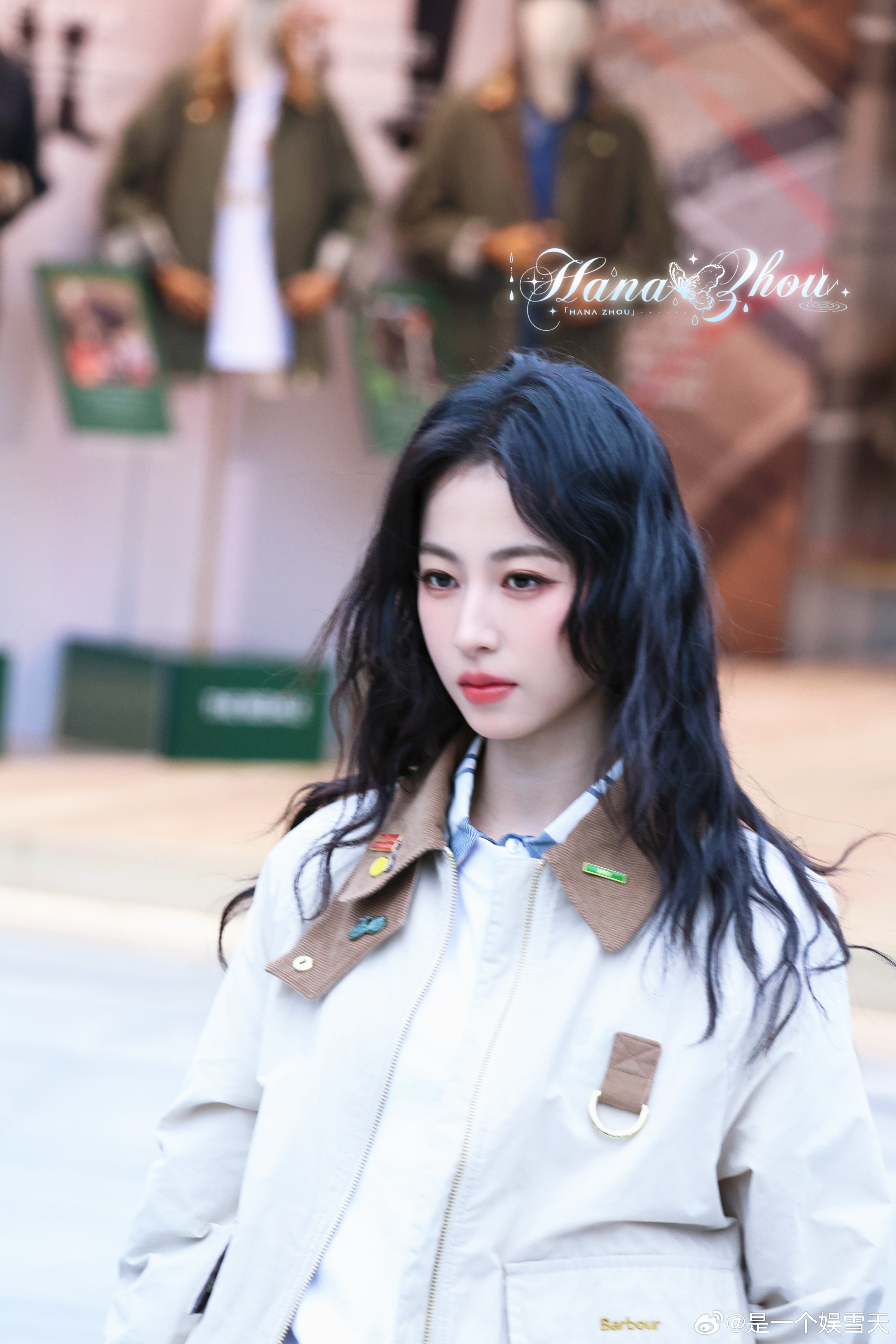 想魂穿周雨彤手里牵着的那只小狗被周雨彤的英伦风硬控了 姐姐拆礼物时，小狗凑过来闻