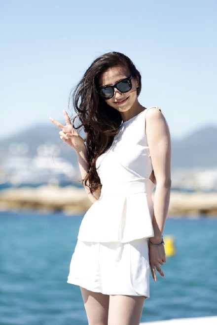 angelababy   杨颖 下午好呀宝贝们!连风也偏爱的BOSS颖