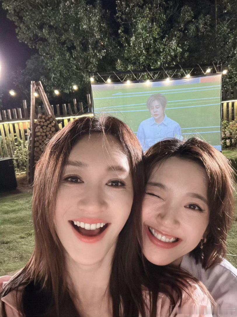唐艺昕李小冉同框合照唐艺昕李小冉在山顶等日出围观下啦，唐艺昕李小冉同框合照，可以